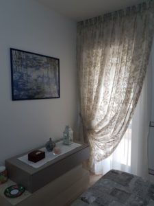 tende classiche doppie con motivo damascato per camera da letto