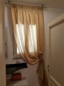 tende arricciate senape per bagno