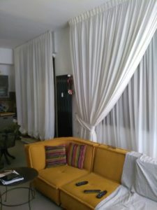 doppie tende bianche per salotto