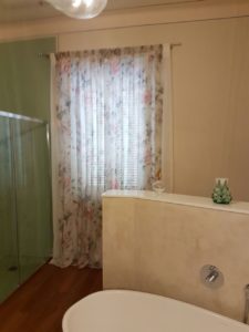 tende lunghe a fiori rosa in bagno RIF: TC60