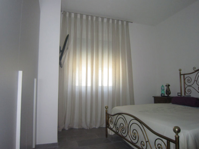 tende shabby chic lunghe a terra in tessuto a righe bicolore verticali bianche e beige