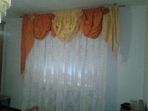 tende bianche con drappo bicolore giallo e arancio