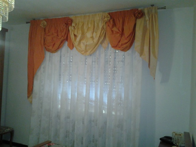 tende bianche con drappo bicolore giallo e arancio