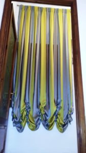 tende da interni a righe verticali gialle e viola