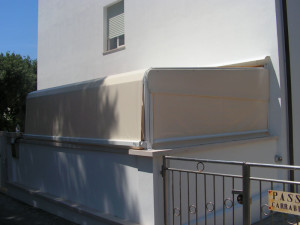 tenda da sole in struttura pesante a capanno in PVC RIF: TS268