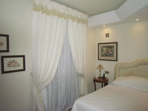 doppia tenda bianca con mantovana arricciata e fermatenda con nappine