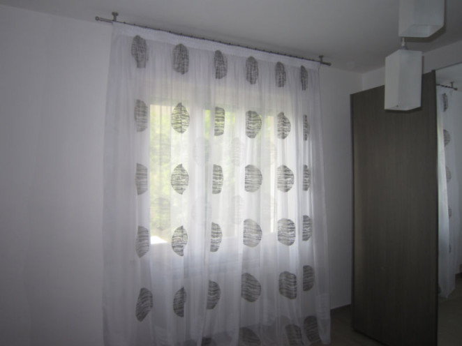 tenda per interni bianca con fantasia a cerchi grigi