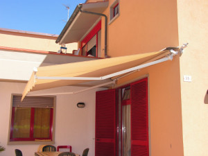 tenda da sole motorizzata a bracci estensibili con barra quadra di rinforzo RIF: TS253