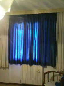 tende oscuranti in raso blu