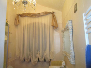 tende a palloncino bianca con drappo color oro antico su bastone