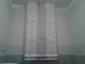 tende a pacchetto modernamente ricamate bianche e grigie