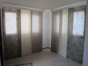 tende a pannello crema e caffè con stampa tono su tono RIF: TC281