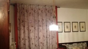 tende provenzali in misto lino a fiori con velo rosso rame su bastone in ferro battuto antracite