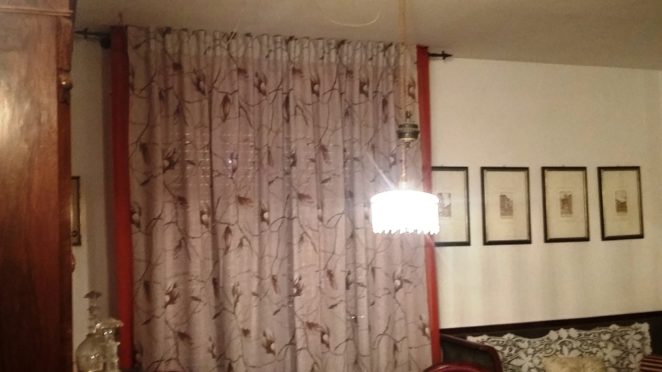 tende provenzali in misto lino a fiori con velo rosso rame su bastone in ferro battuto antracite