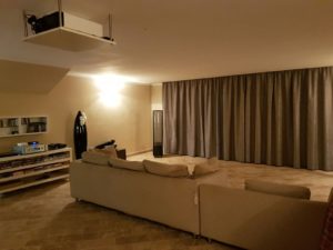tende su binari installate a soffitto per schermo home theatre RIF: TC98