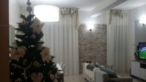 tende su binari curvi con drappi in voile su bastoni a soffitto RIF: TC138