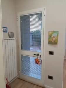 tende guidate montate dentro infissi RIF: TC86