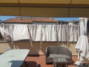 terrazza con tenda a bracci e tende in acrilico manomorbida RIF: TS83