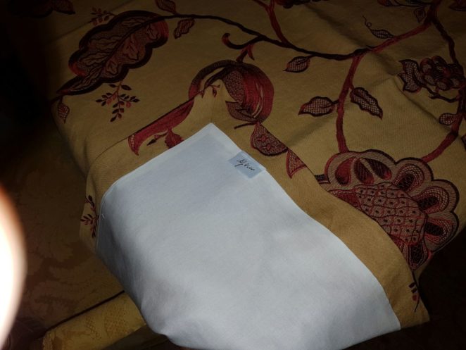 tovaglia in lino puro ricamata e foderata realizzata in toscana