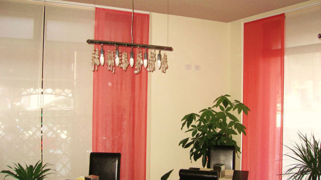 tende a pannelli bianche e corallo