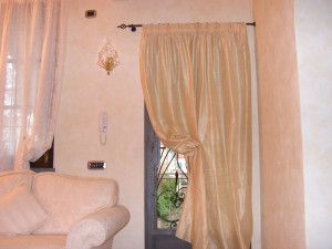 tenda rosa salmone su bastone in ferro battuto