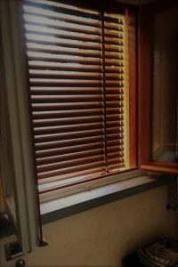 veneziana effetto legno montata allesterno con lamelle 50mm e spiaggiale in alluminio