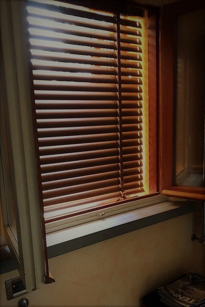 veneziana effetto legno montata allesterno con lamelle 50mm e spiaggiale in alluminio