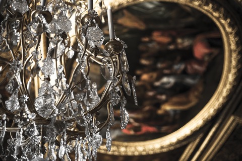 elegante lampadario in cristallo per stile shabby chic