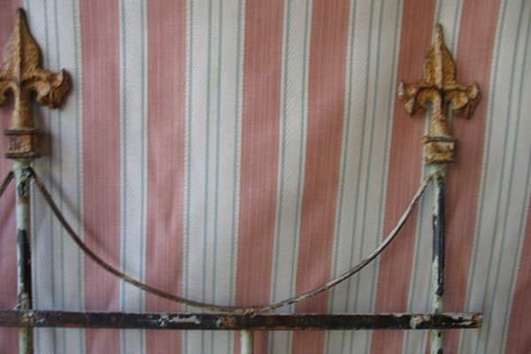 testiera letto chippy e tessuto shabby chic a righe verticali rosa