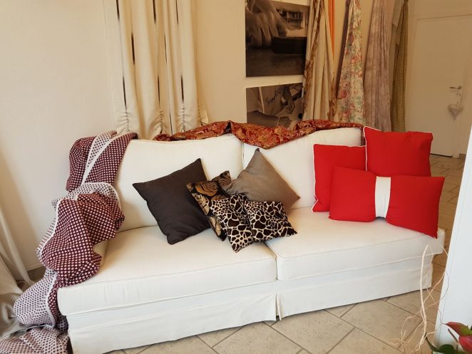 divano marca gani fatto a mano in massello e piume colore bianco con cuscini