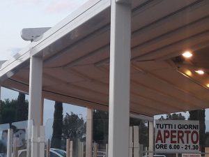 pergola addossata modello li.n.fa di gani montata per bar RIF: SE76