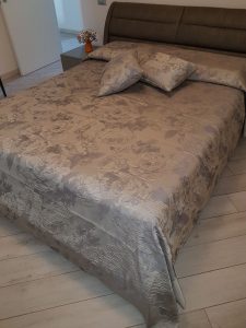 cuscini e copriletto con rose su misura RIF: CA44