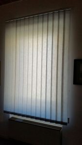 sostituzione pesi e catenella distanziatrice su tenda verticale RIF: TC78