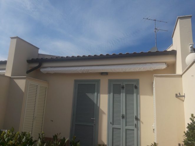 tenda a bracci coperta da cuffia protettiva di gani