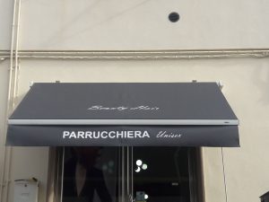 tenda a bracci personalizzata con logo per negozio di parrucchiera RIF: TS23