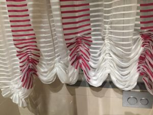 tenda a finto pacchetto con calate a differenti altezze RIF: TC203