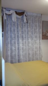 tenda con drappi bicolore su bastone in ferro battuto RIF: TC312