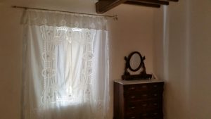 tenda provenzale bianca ricamata su bastone RIF: TC317