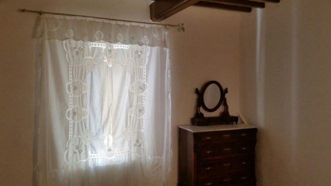 tenda provenzale bianca ricamata su bastone