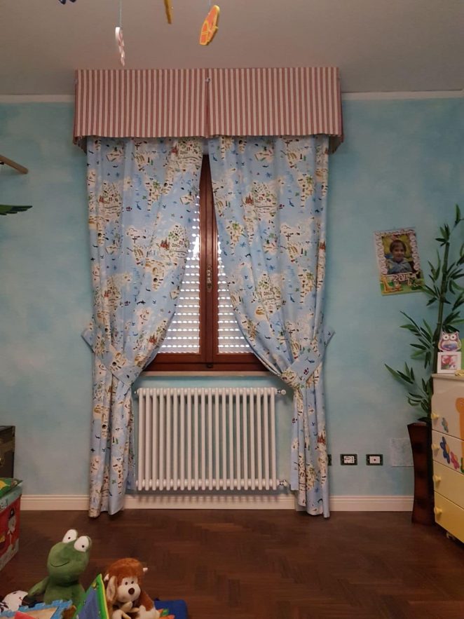 tenda classica con apertura centrale in tessuto a fiori con mantovana a righe verticali