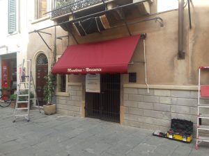 tenda con braccetti per negozio in toscana RIF: TS81