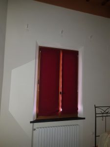 tende a pacchetto a vetro in tessuto oscurante ed ignifugo rosso