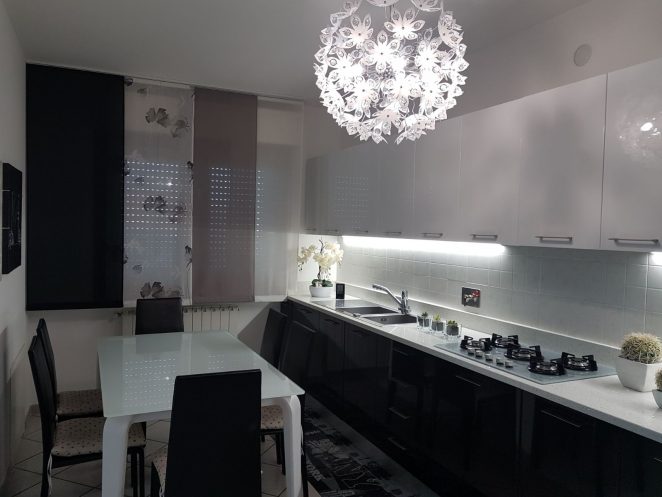 tende a pannelli con fantasia e colori alternati su misura e adattate a piano cucina