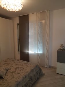 tende a pannelli coordinate con cuscini e copriletto