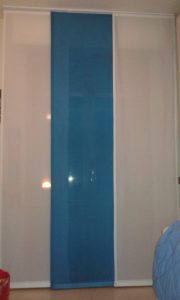 tende a pannelli in colori a contrasto bianchi e verdi