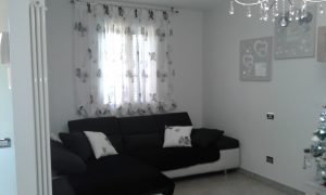 tende ad effetto pacchetto a bombolino a fiori stilizzati grigi e neri