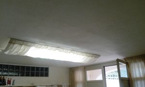 tende filtranti in tessuto ignifugo su binari a soffitto per schermatura luci al neon RIF: TC356