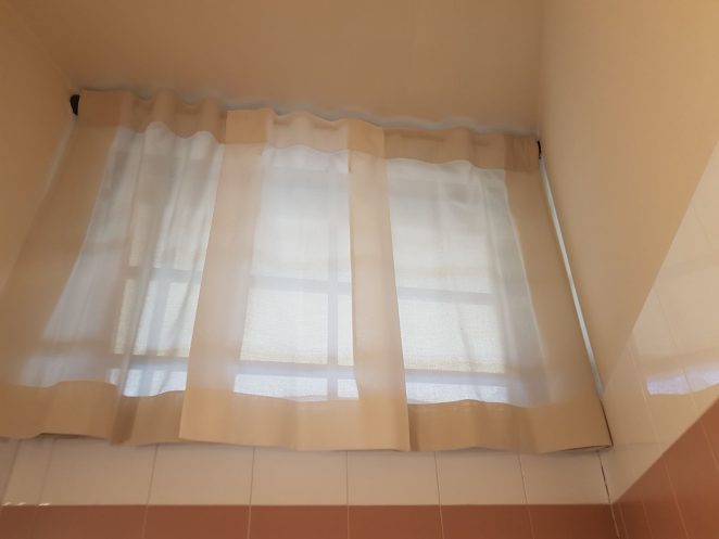 tende per finestra bagno di attività commerciale in toscana