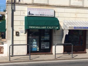 sostituzione telo di cappottina tinta unita verde per agenzia immobiliare in toscana