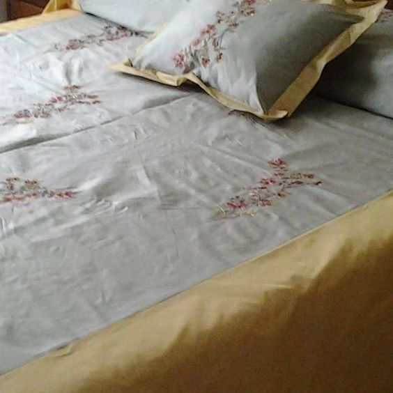 copriletto in seta inglese ricamata e raso con cuscini imbottiti sfoderabili
